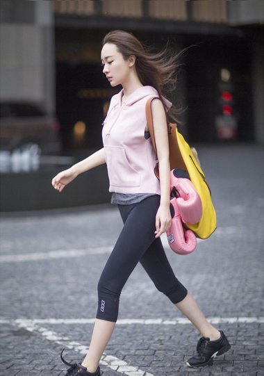 风一阵的长发飘起而过 女星霍思燕玩出了花样造