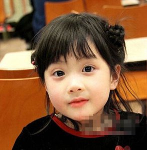 美丽六岁小女孩儿盘发发型 可爱清新小女孩儿盘