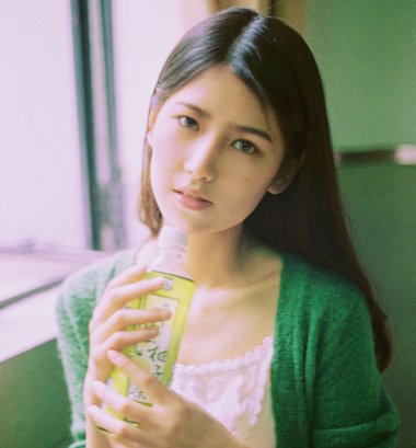小巧玲珑的女人春天时尚发型与服饰 好看时尚的小女人发型