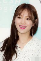 美眉剪八字刘海轻松变潮人 玩转调皮度的女孩子披散发