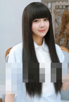 披散长直发搭配平刘海发型 婉约文静的女孩子直发图