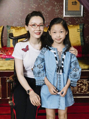 女星陈数半扎发显干练清爽 妆发起底的夏日风造型