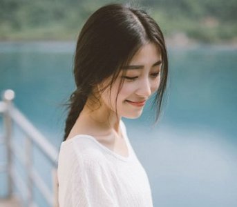 俏丽好看的圆脸女生中分马尾辫发型 女生圆脸窄