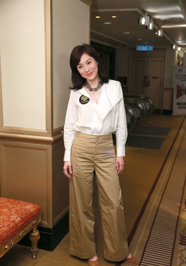 冻龄女神张可颐梳偏分 回归十八岁的放电发