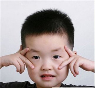 夏季女生适合的清爽戴眼镜发型 夏天可爱短发穿