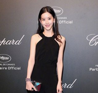 从校花到女王章泽天发型变化有多大 章泽天婚后卷发成常态