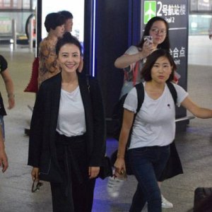 高圆圆扎丸子头现身机场 女神不同发型演绎甜美风