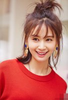 女生半扎时尚丸子头造型 清新美度尽显扎头发图片