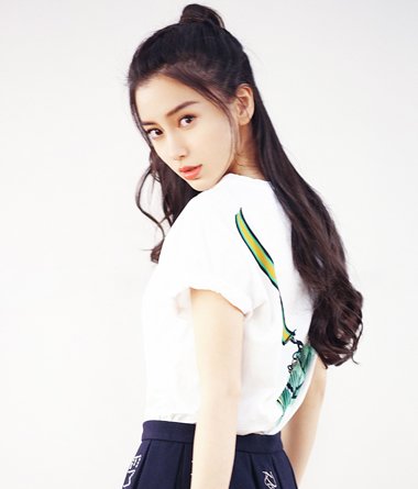 Angelababy素颜上微博热搜榜首 杨颖减龄时尚长发发