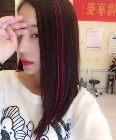 染什么颜色头发显得气质 最新头发的红色挑染照