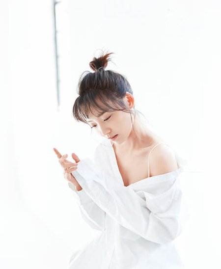 小丸子头还能这样搭配 林源丸子头+白衬衣活波唯
