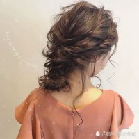 还在编丸子头吗？这样的编发才高贵显气质