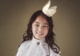 女童5分钟卷发怎么弄 女童梳浪漫时尚长卷发去拍照优雅小公主一枚