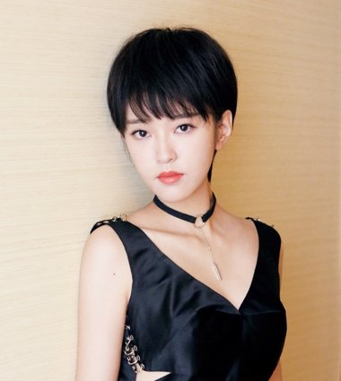 从长发文静妹纸到短发乖乖牌 刘泳希短发发型凸显可爱