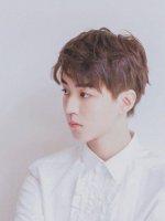 范丞丞短烫发发型 小鲜肉演示男生超可爱的卷发发型