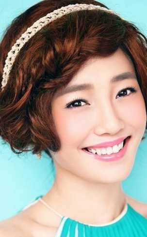2022女生清纯短卷发发型图片大全