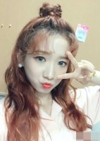 额头短脸长适合什么发型 独一无二的卷发设计