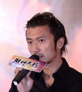 谢霆锋后梳发型帅气十足 飙升为独特魅力的梳发设计