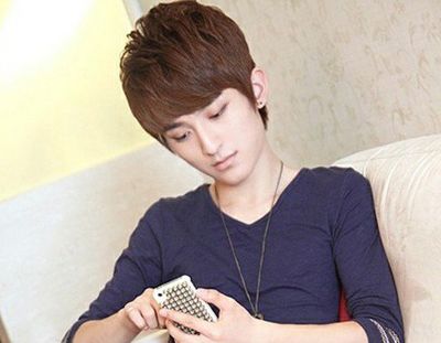 适合娃娃脸的发型男 娃娃脸适合烫什么样发型
