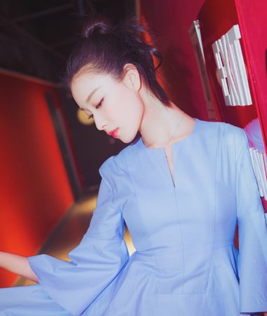 井柏然倪妮甜蜜吻别撒狗粮 倪妮减龄丸子头发型
