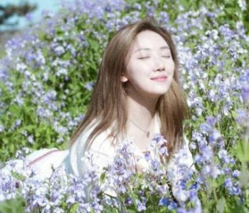 民族风也是靠细节撑起来的 菅韧姿发型与服装堪称标配