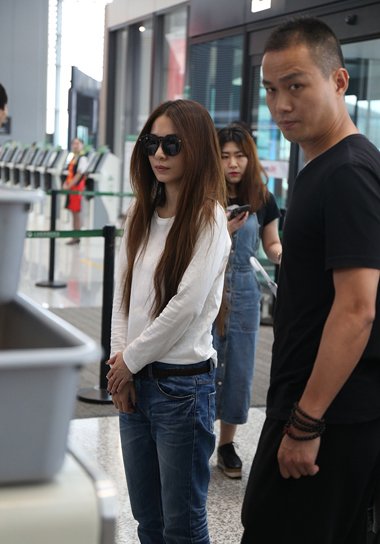 Hebe中分长发染亮发色 多层次头发剪出潮范