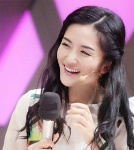 要当妈的谢娜中长发发型超流行 太阳女神要走熟女风发型了