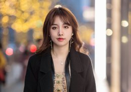 秋季中年女性烫发look 优雅气质偏分中长卷发让中年的你美丽依旧
