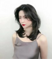 2022年比较火的发型“中发碎剪”《锁骨发》