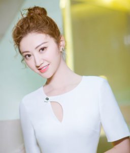 优雅卷发扎起来也很漂亮！ 合适卷发女孩子的夏季微卷扎发发型