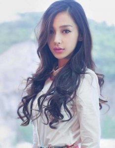 最时尚烫头发潮流的 时髦长烫发发型让你超有女人味