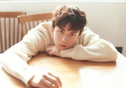 2022年校园男学生有鬓角短发设计 与时尚刘海搭配在一起更修颜