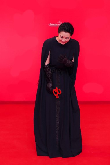 本届金爵奖女评委发型 女星许晴后梳短发亮相