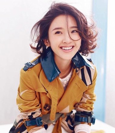 唐艺昕短卷发配风衣明丽动人 唐艺昕小脸短发发
