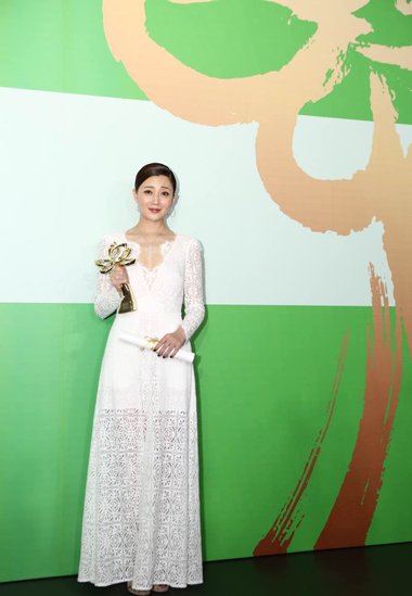 女星殷桃摘白玉兰奖视后 现场盘发显高贵大气